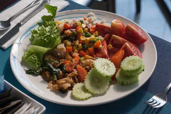 Ontbijt Het Hotel Rijst Met Groenten Salade Een Plaat Een — Stockfoto
