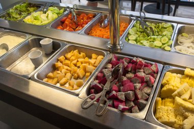 otel büfe koltuk değneği, sebze ve peynir ile