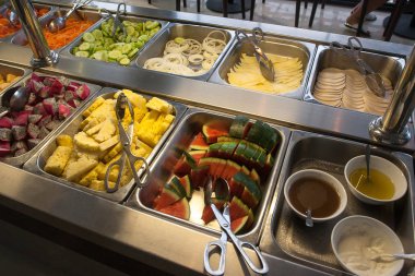 otel büfe koltuk değneği, sebze ve peynir ile