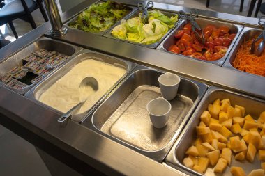 otel büfe koltuk değneği, sebze ve peynir ile