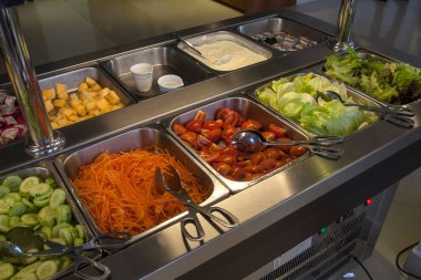 otel büfe koltuk değneği, sebze ve peynir ile