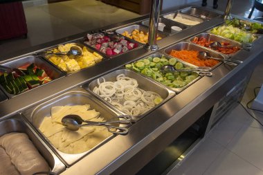 otel büfe koltuk değneği, sebze ve peynir ile