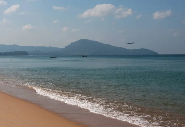 Avión Está Aterrizando Sobre Mar Aeropuerto Mai Kao Phuket — Foto de Stock