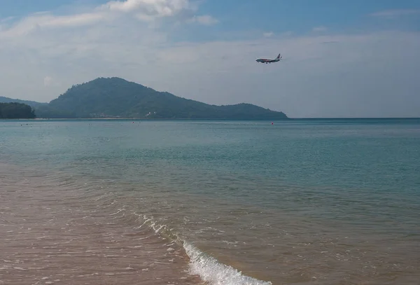 Avión aterrizando sobre el mar en el aeropuerto de Mai Khao — Foto de Stock