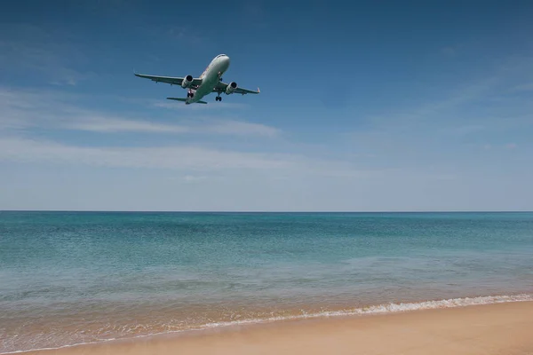 Passenger jet plane landing at Thailand Mai Khao airport over th — Stock Photo, Image