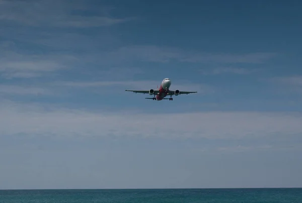 ジェット旅客機にタイ マイカオ空港に着陸 — ストック写真