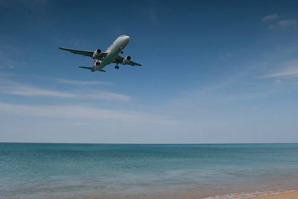 Passenger jet plane landing at Thailand Mai Khao airport over th — Stock Photo, Image