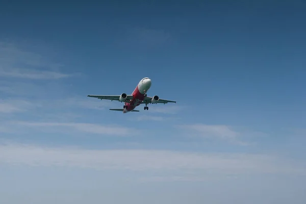空に飛行機は Tha のマイカオ空港に着陸、します。 — ストック写真