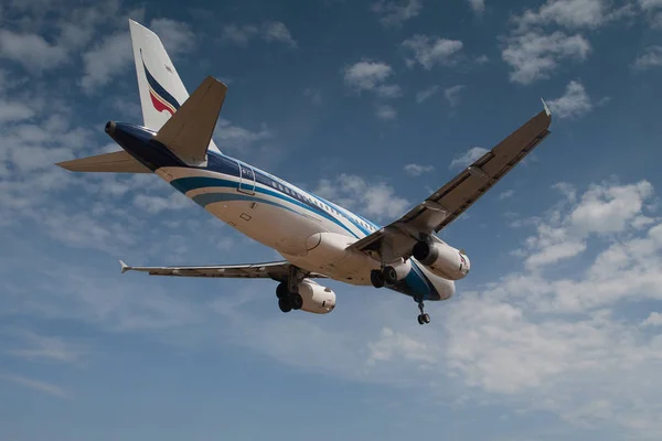 Passenger plane in the blue sky with clouds landing at Mai Khao — Stock Photo, Image