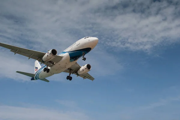Passenger plane in the blue sky with clouds landing at Mai Khao — Stock Photo, Image