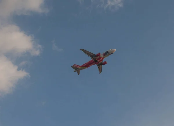 タイのマイカオ空港から旅客機が離陸します。 — ストック写真