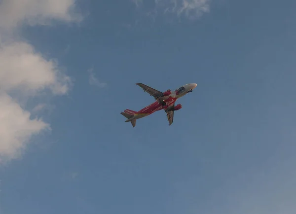 Passenger plane takes off from Mai Khao airport in Thailand — Stock Photo, Image