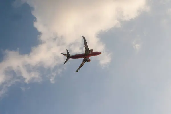 マイカオの空港で空の雲に対して飛行機が離陸します。 — ストック写真