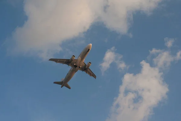マイカオの空港で空の雲に対して飛行機が離陸します。 — ストック写真