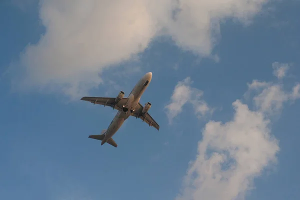 Plane against the sky with clouds takes off at Mai Khao airport — Stock Photo, Image