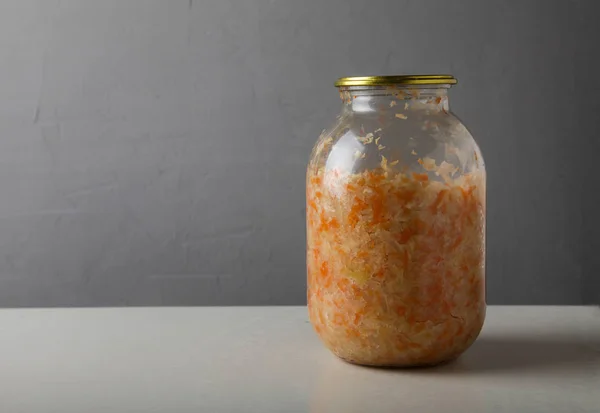 Col fermentada en un frasco de vidrio con tapa sobre fondo gris — Foto de Stock