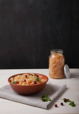 bir cam kavanozda fermente lahana, bir çatal ve cabbag ile bir plaka