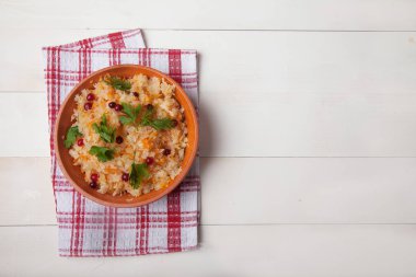 otlar ile fermente lahana ve kızılcık salatası duruyor 