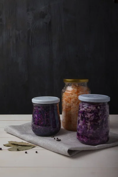 在白色木制玻璃罐中发酵的白菜和红色卷心菜 — 图库照片