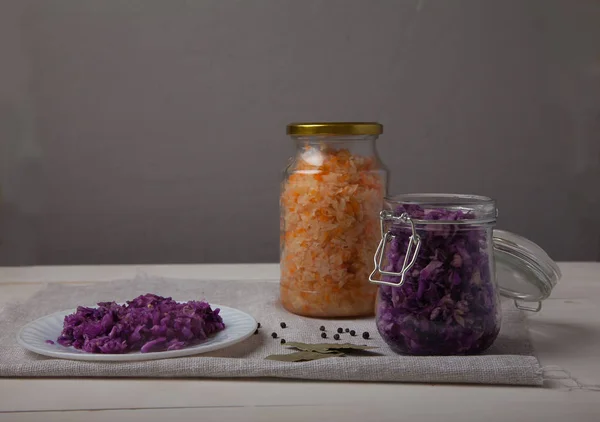 发酵的红色和白菜在罐子里，一盘沙拉斯塔 — 图库照片