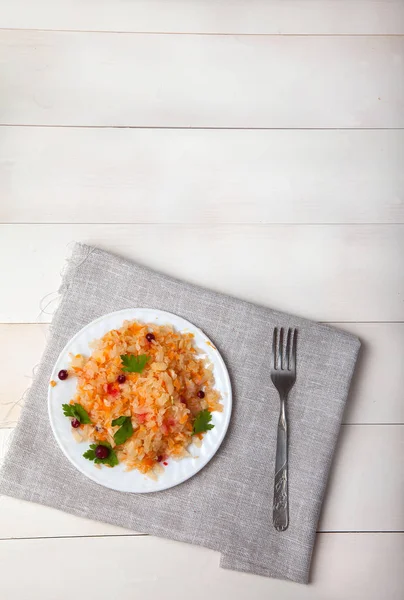 Салат из капусты с морковью, клюквой и петрушкой — стоковое фото