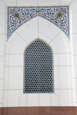 Taşkent 'teki beyaz camide süslü bir pencere. Özbekistan