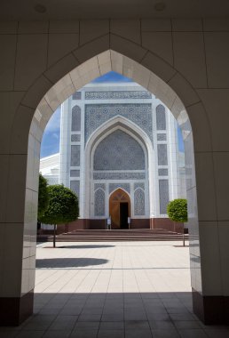 Taşkent 'teki beyaz camii. Özbekistan İçeriye Bakış