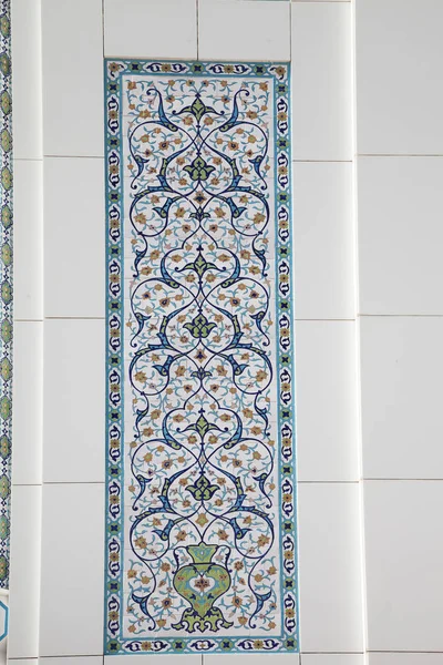 Patrón oriental en la pared de la Mezquita Blanca en Taskent. Uz. — Foto de Stock