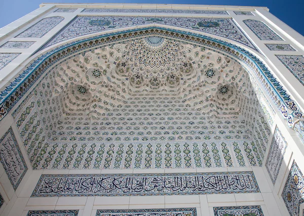 Weiße Moschee in Taschkent. Usbekistan. Eintrittsfragment — Stockfoto