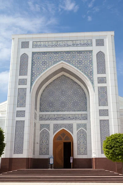 Yazın Taşkent 'te beyaz cami. Özbekistan. Görünüm — Stok fotoğraf