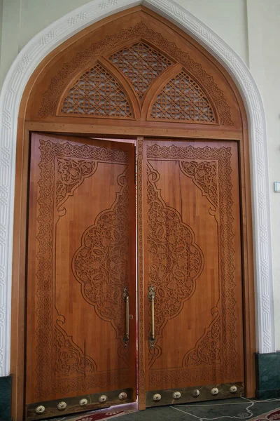 Белая мечеть Ташкента. Деревянные двери в Узбекистане — стоковое фото