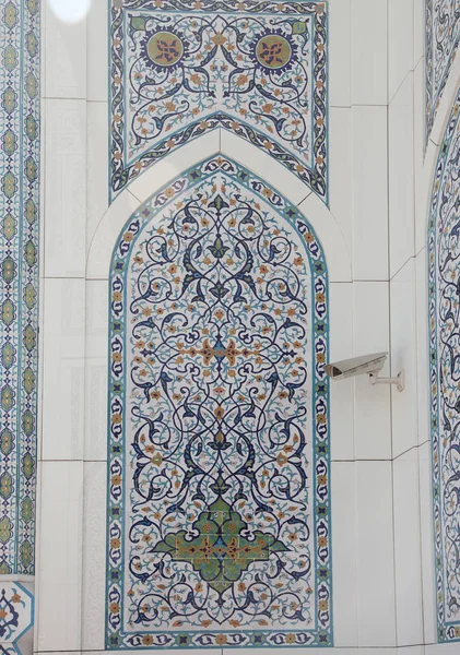 Padrão oriental na parede da Mesquita Branca em Tashkent. Uz... — Fotografia de Stock