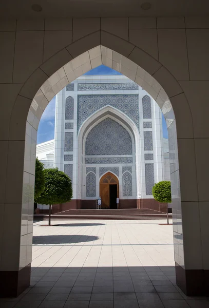 Taşkent 'teki beyaz camii. Özbekistan İçeriye Bakış — Stok fotoğraf