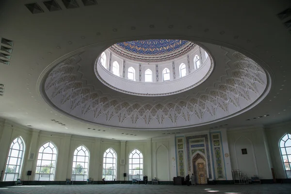 Taşkent 'teki beyaz camii. Özbekistan. İç kısmı. İç mekan — Stok fotoğraf