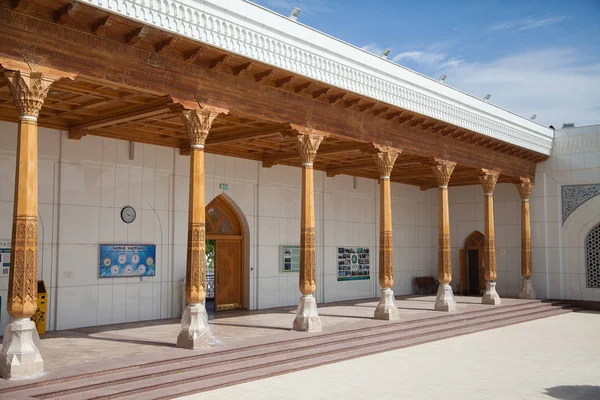 White mosque in Tashkent. Uzbekistan. Courtyard with wooden colu — 스톡 사진