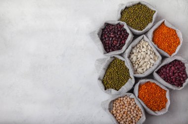 fasulye, mercimek, bezelye, beyaz bir arka plan zekâ üzerinde torbalarda soya fasulyesi