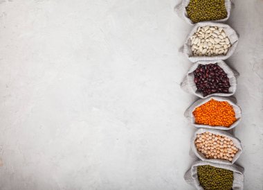 fasulye, mercimek, bezelye, beyaz bir arka plan üzerinde torbalarda soya fasulyesi. Ke