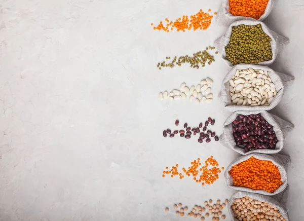 kırmızı ve beyaz fasulye, kırmızı mercimek, soya fasulyesi, bir wh üzerinde torbalarda bezelye