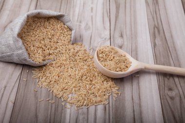 kahverengi pirinç çanta ve ahşap bir tahta kaşık dışarı dökülen