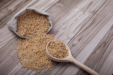 kahverengi pirinç çanta ve ahşap bir tahta kaşık dışarı dökülen