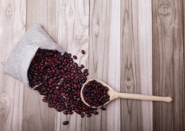 kırmızı fasulye çanta ve tahta bir kaşık dışarı dağınık bir w yalan