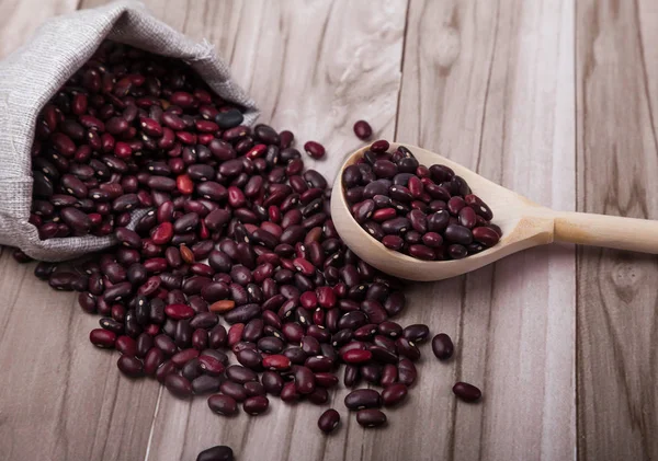 kırmızı fasulye çanta ve tahta bir kaşık dışarı dağınık bir w yalan