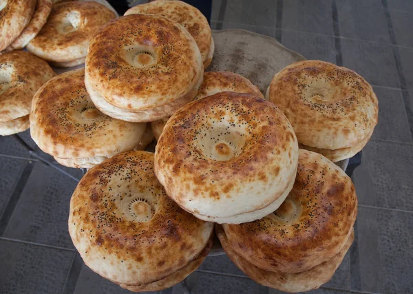 Узбекский плоский хлеб из тандыра вид сверху крупным планом, горизонтально . — стоковое фото