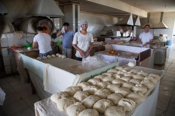 Taşkent'te bir fırında genç fırıncıların gözleme pişirmesi