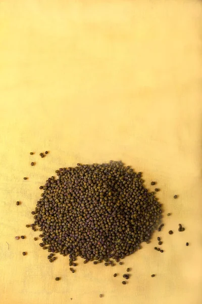 Mung Bean på gul bakgrund. Flat Lay. Horisontella. Vertikala. — Stockfoto
