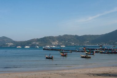 Phuket Patong 28 Ocak 2019 Tekne ve balıkçı tekneleri rıhtımda duruyor. Asya. Seyahat
