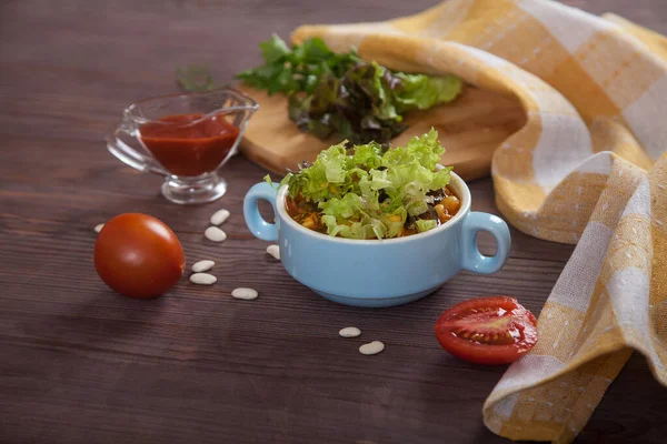 Sopa Frijoles Con Verduras Queso Aceitunas Tomates Una Servilleta Lino —  Fotos de Stock