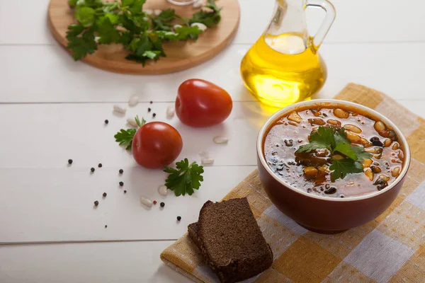 Sopa Vegetariana Com Feijão Legumes Queijo Azeitonas Fica Guardanapo Linho — Fotografia de Stock