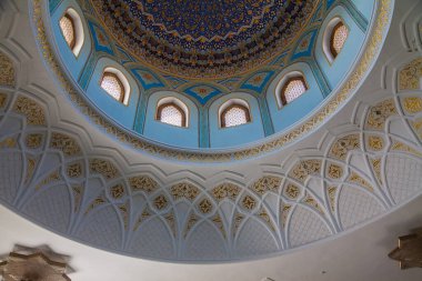 Khast İmam, Tilla Şeyh Camii 'nde camları olan güzel bir kubbe boyamış. Parça. Taşkent. Özbekistan. 29 Nisan 2019.
