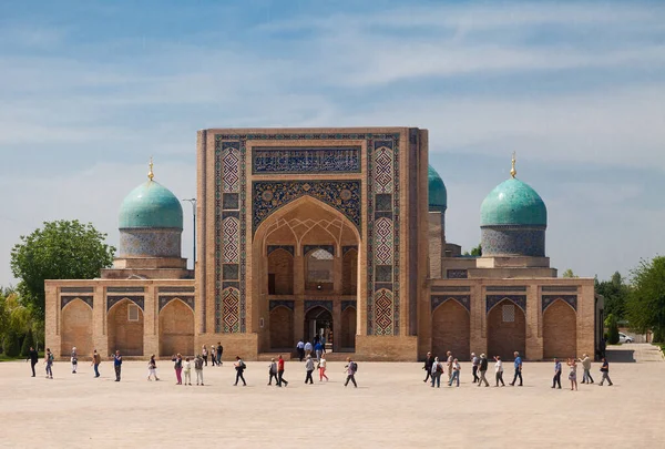 Yazın Khast İmam kompleksinin Barak Khan medresesi manzarası. Taşkent. Özbekistan. 29 Nisan 2019.